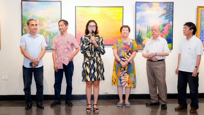 ຈິດຕະກອນ Do Thu Thuy ແບ່ງປັນຢູ່ງານວາງສະແດງ “ດິນແດນແຫ່ງຄວາມຝັນ”.