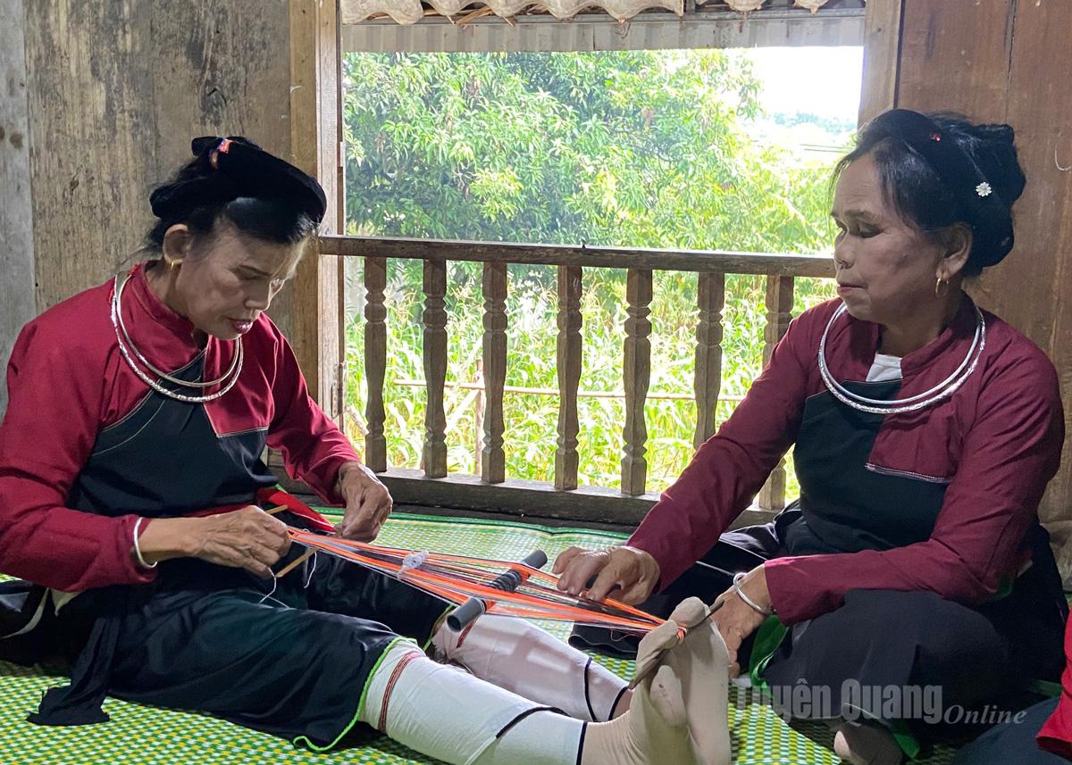ពីម៉ាស៊ីនតម្បាញខ្នាតតូច ប្រជាជន Cao Lan នៅក្រុមទី៧ វួដ Binh Thuan បានត្បាញផលិតផលមានប្រយោជន៍ជាច្រើនដើម្បីបម្រើជីវិត។