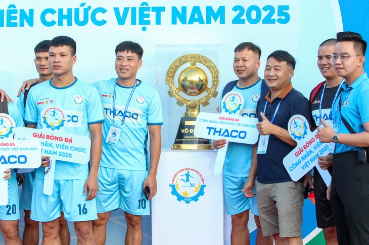 HLV Kim Sang Sik chúc các cầu thủ công nhân, viên chức đấu máu lửa - Ảnh 13.