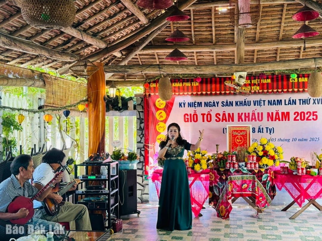 សិល្បករ Hong Cuc សម្តែងបទចម្រៀង 