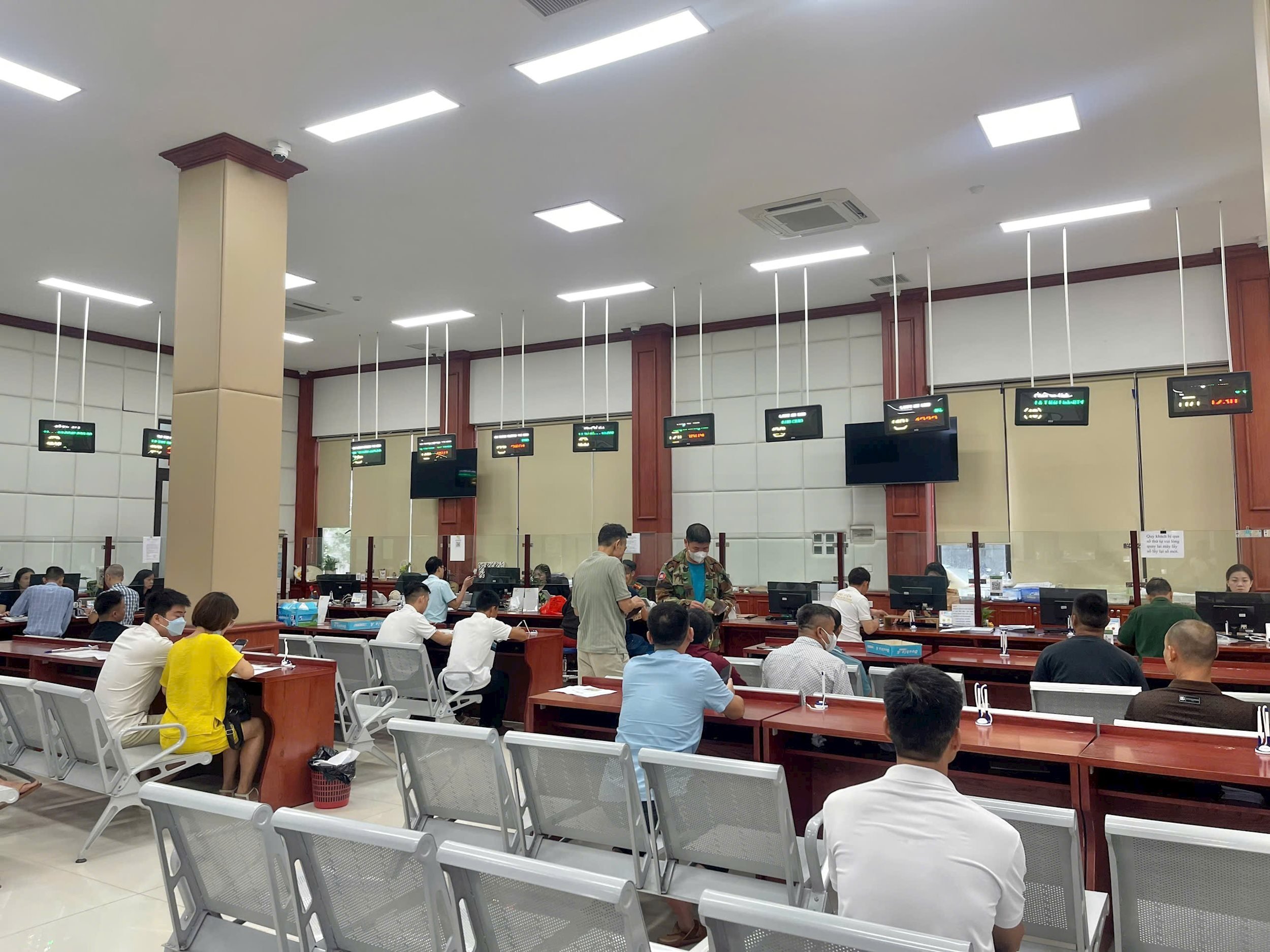 ມີ​ຫຼາຍ​ຄົນ​ມາ​ສູນ​ບໍ​ລິ​ຫານ​ງານ​ບໍ​ລິ​ຫານ​ລັດ​ແຂວງ ໄທ​ງວຽນ ເພື່ອ​ຈັດ​ຕັ້ງ​ລະ​ບຽບ​ການ​ບໍ​ລິ​ຫານ.
