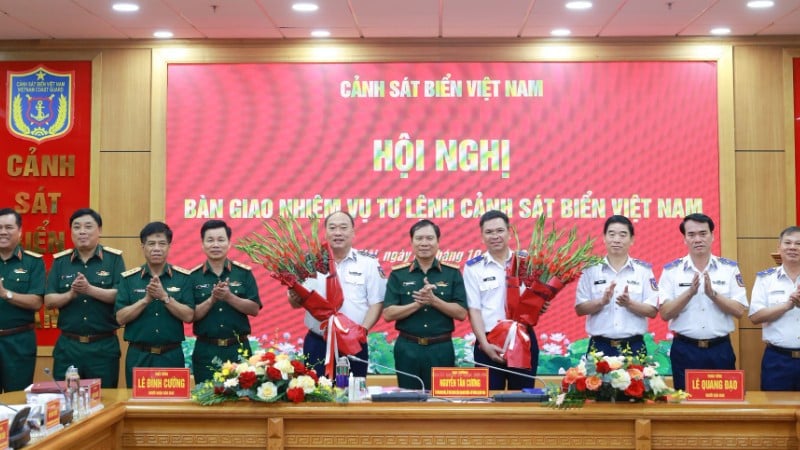 នាយឧត្តមសេនីយ៍ ង្វៀន តឹនគឿង ជូនកម្រងផ្កា អបអរសាទរ ឧត្តមសេនីយ៍ឯក Le Quang Dao និងឧត្តមសេនីយ៍ទោ Le Dinh Cuong។