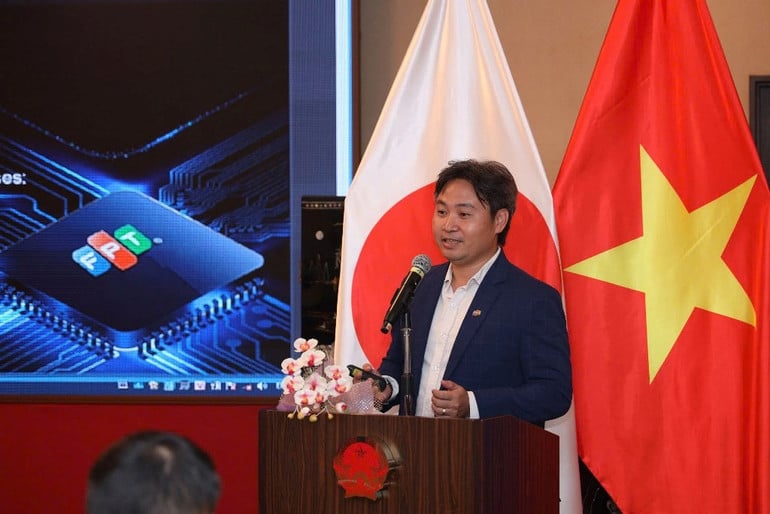 anh-1-ong-nguyen-vinh-quang-fpt-trinh-bay-ve-cac-y-tuong-chip-ai.jpg