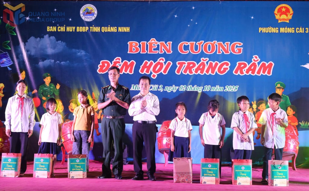 តំណាង​ប៉ុស្តិ៍​ការពារ​ព្រំដែន​ក្នុង​តំបន់​បាន​ផ្តល់​អំណោយ​ដល់​កុមារ​ដែល​ចូល​រួម​ក្នុង​កម្មវិធី។