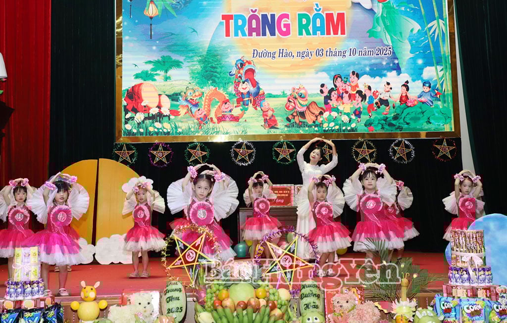 Tiết mục văn nghệ tại đêm hội trăng rằm.