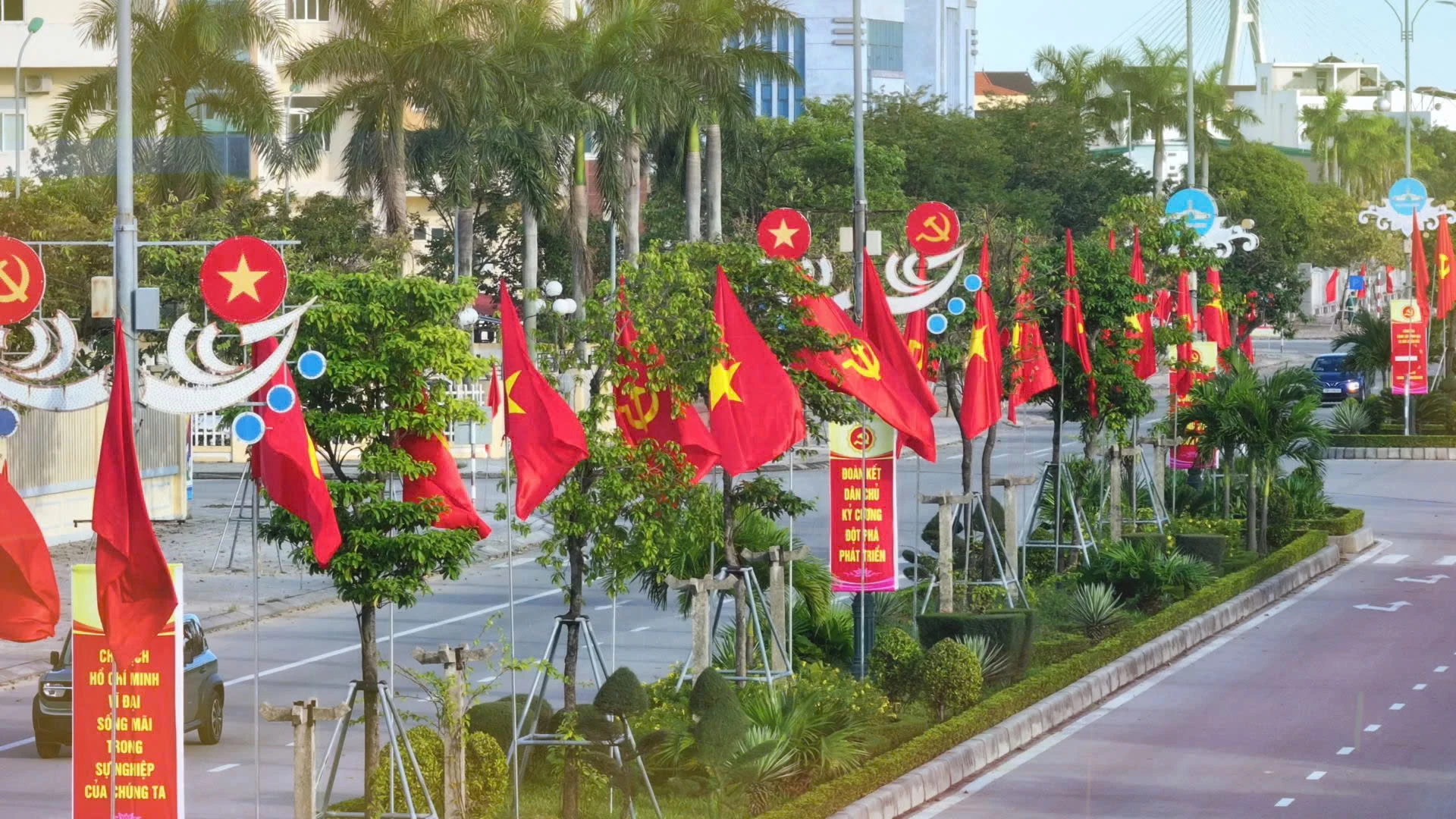 Le long des routes principales du centre-ville. Photo : H.Tr.