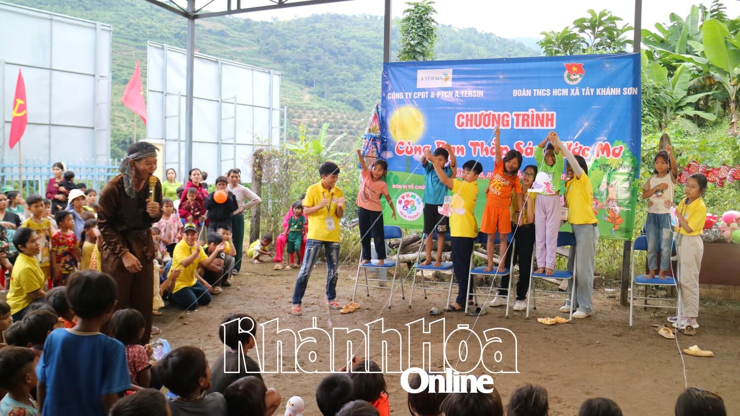 Niềm vui của các em nhỏ khi tham gia trải nghiệm khám phá khoa học với trò chơi tự tay làm zipline  chị Hằng giáng trần.