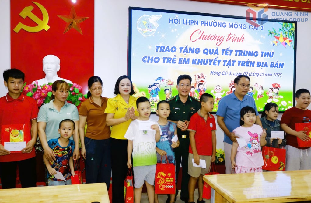 សម្ព័ន្ធនារីសង្កាត់ Mong Cai 3 បានសម្របសម្រួលជាមួយក្រុមស្ម័គ្រចិត្ត Mong Cai Friends រៀបចំអំណោយដល់កុមារពិការក្នុងតំបន់។