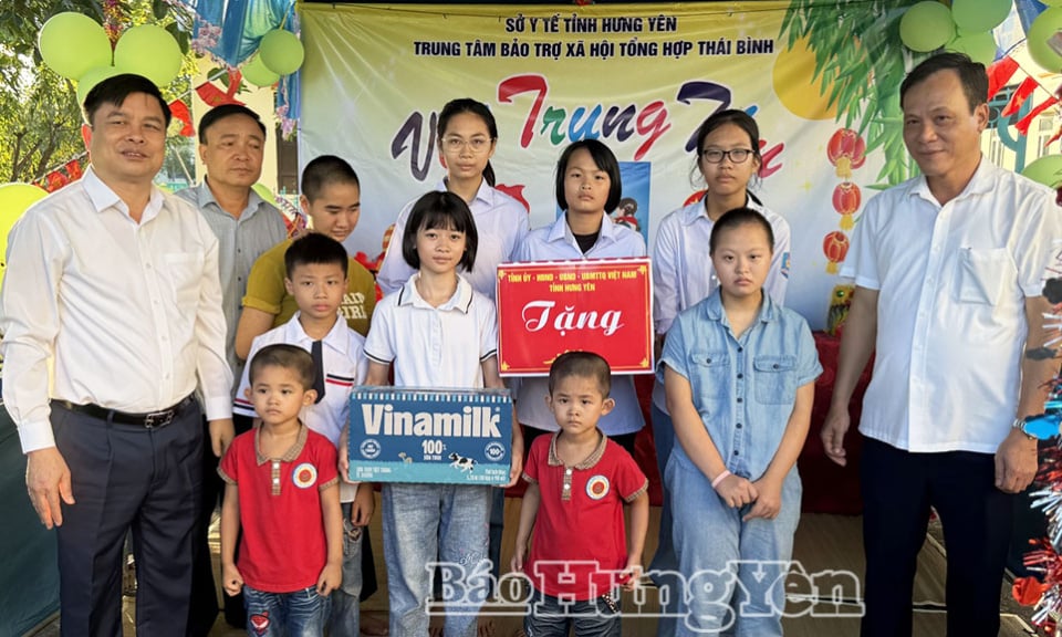 Đồng chí Phó Chủ tịch UBND tỉnh tặng quà Tết Trung thu tại Trung tâm Bảo trợ xã hội tổng hợp Thái Bình.