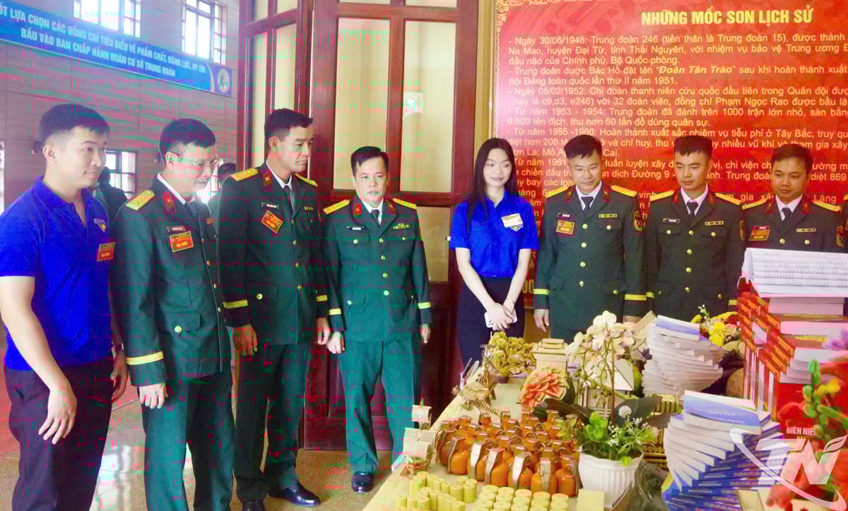 Các đại biểu trao đổi bên lề Đại hội.