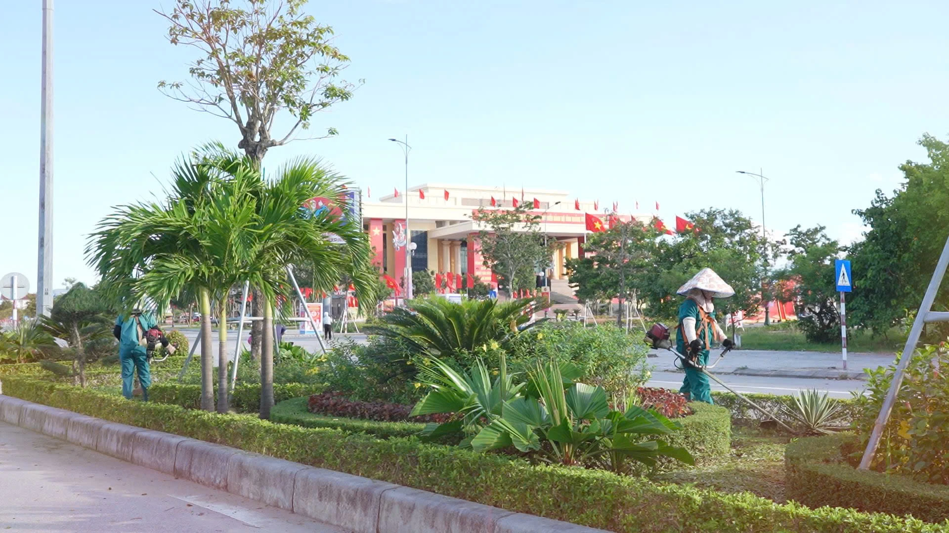 Le quartier de Dong Hoi a mobilisé des forces pour tailler les arbres et embellir le quartier. Photo : H.Tr