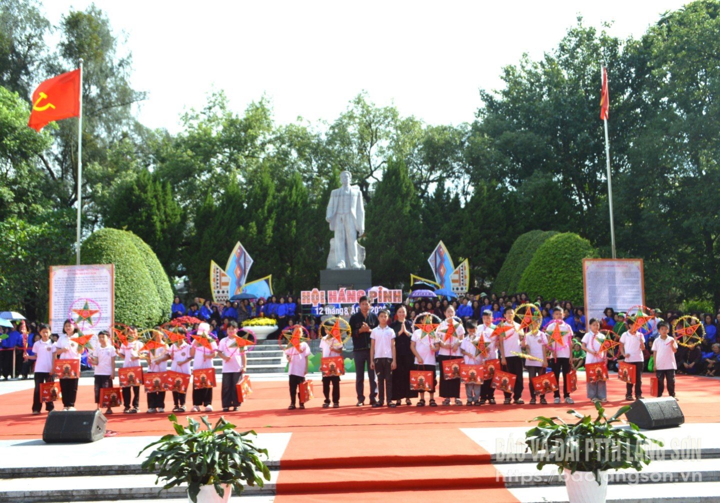 ថ្នាក់​ដឹកនាំ​មន្ទីរ​វប្បធម៌ កីឡា និង​ទេសចរណ៍ និង​ថ្នាក់​ដឹកនាំ​មន្ទីរ​ខេត្ត​បាន​ជូន​នំអន្សម និង​គោម​ផ្កាយ​ប្រពៃណី​ដល់​សិស្សានុសិស្ស។