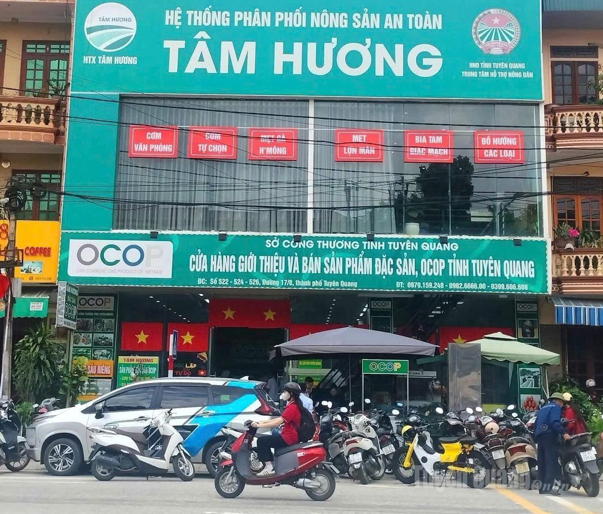 La tienda OCOP Tam Huong apoya el suministro de comidas gratuitas a grupos de voluntarios que llegan a Tuyen Quang para brindar ayuda.