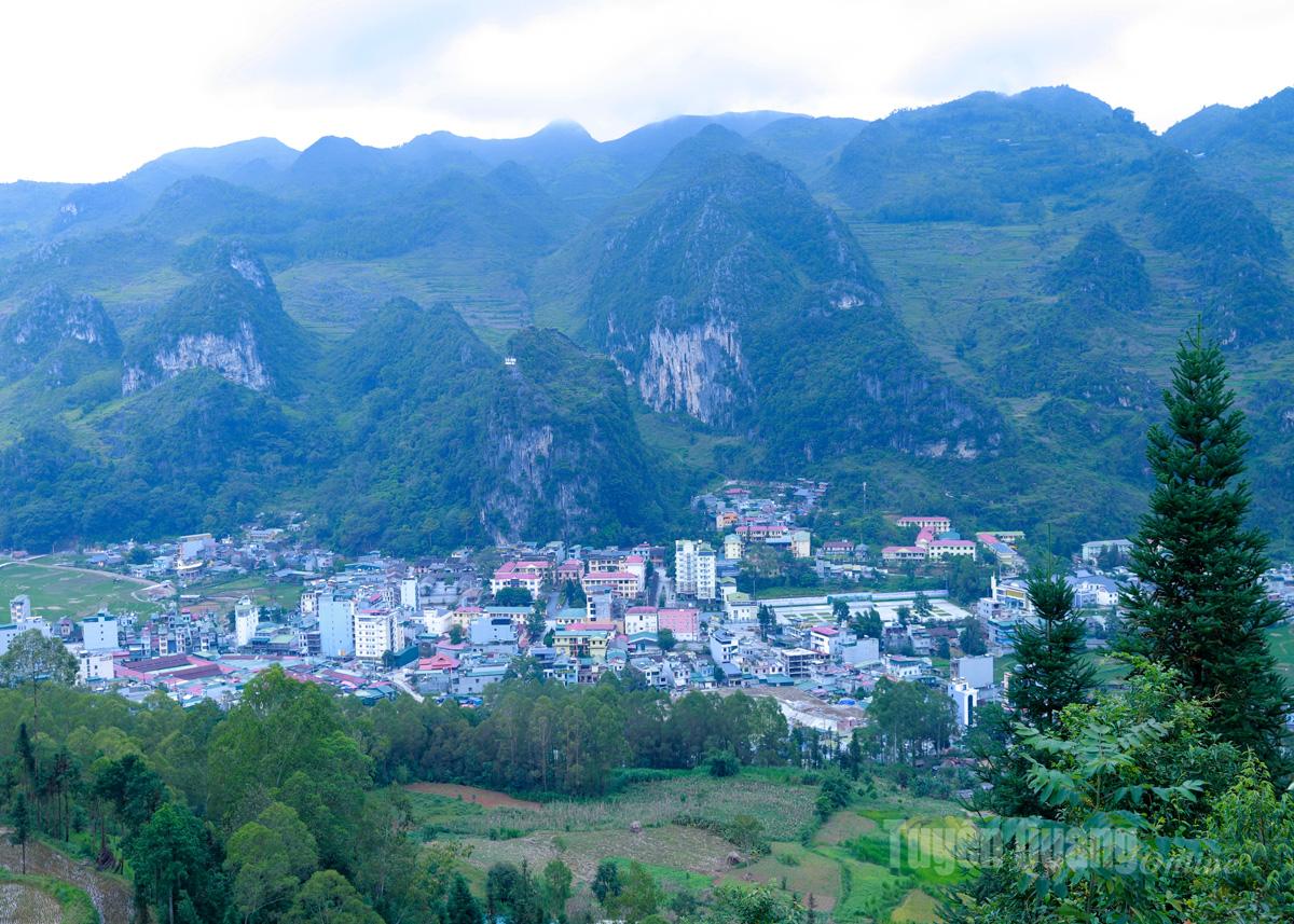Panoramic view of Dong Van commune center.