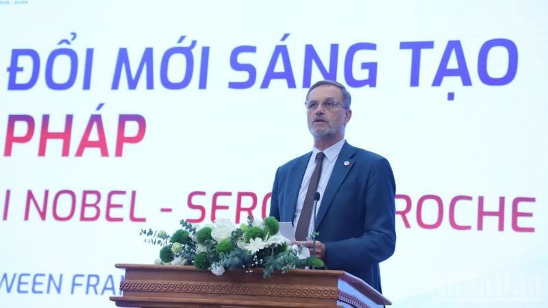 Mr. Serge Haroche, 2012 Nobel Prize winner in Quantum Physics, speaks at the forum. (Photo: HNV)