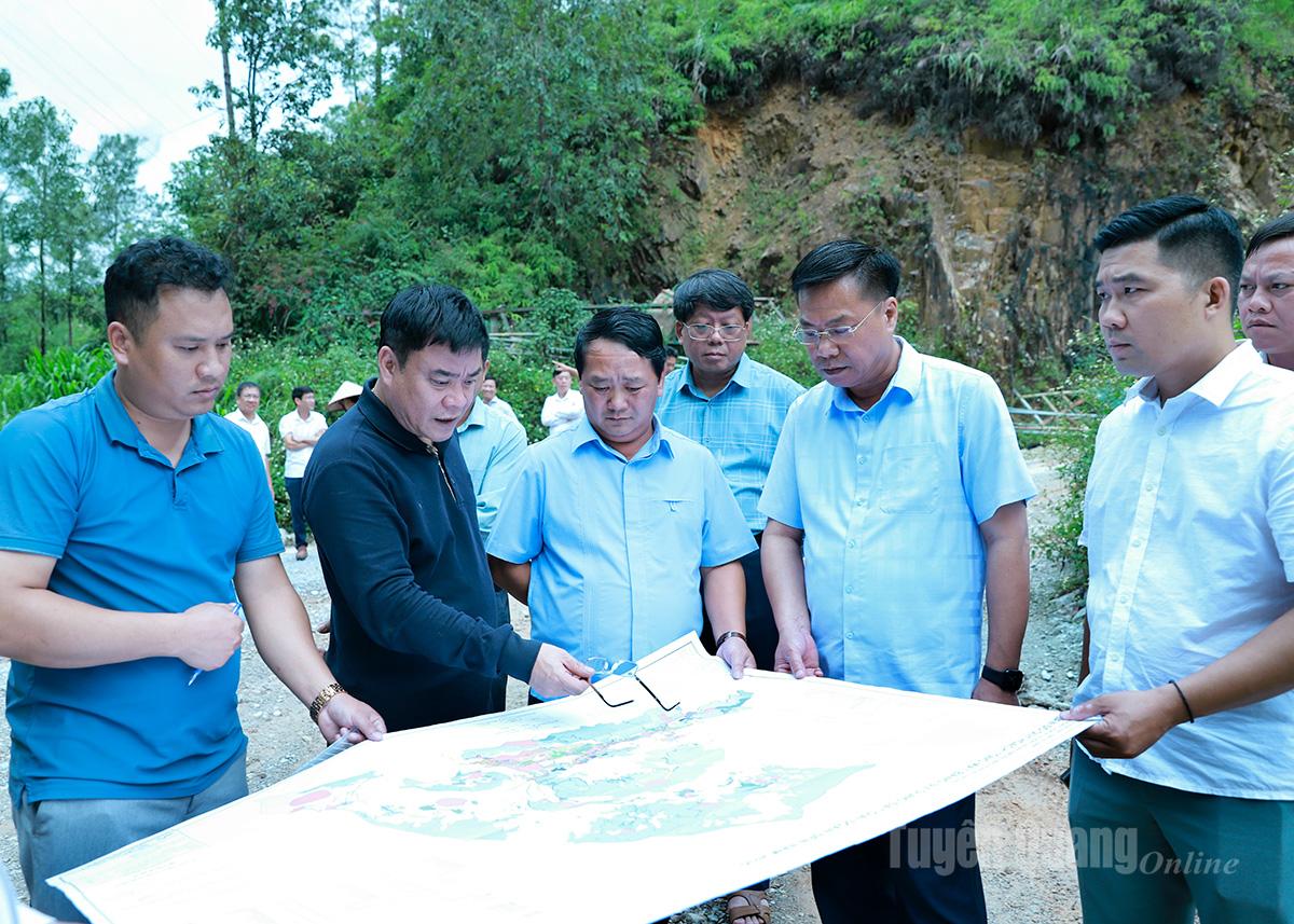 Provincial Party Secretary Hau A Lenh and provincial leaders looked at the map of the proposed plan to adjust the construction planning of some central areas of Dong Van commune.