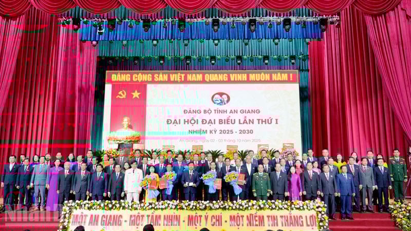 The first Executive Committee of the An Giang Provincial Party Committee, term 2025-2030, was introduced to the Congress. (Photo: Provided by the Congress Organizing Committee).