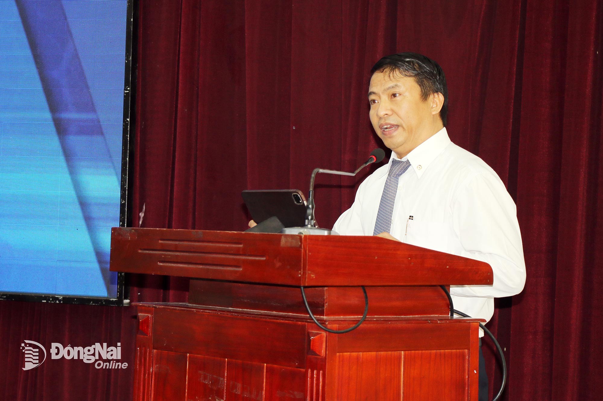Dr. Pham Hung Duc, Prorektor der Dong Nai Universität, hielt die Eröffnungsrede des Seminars. Foto: Lam Phuong