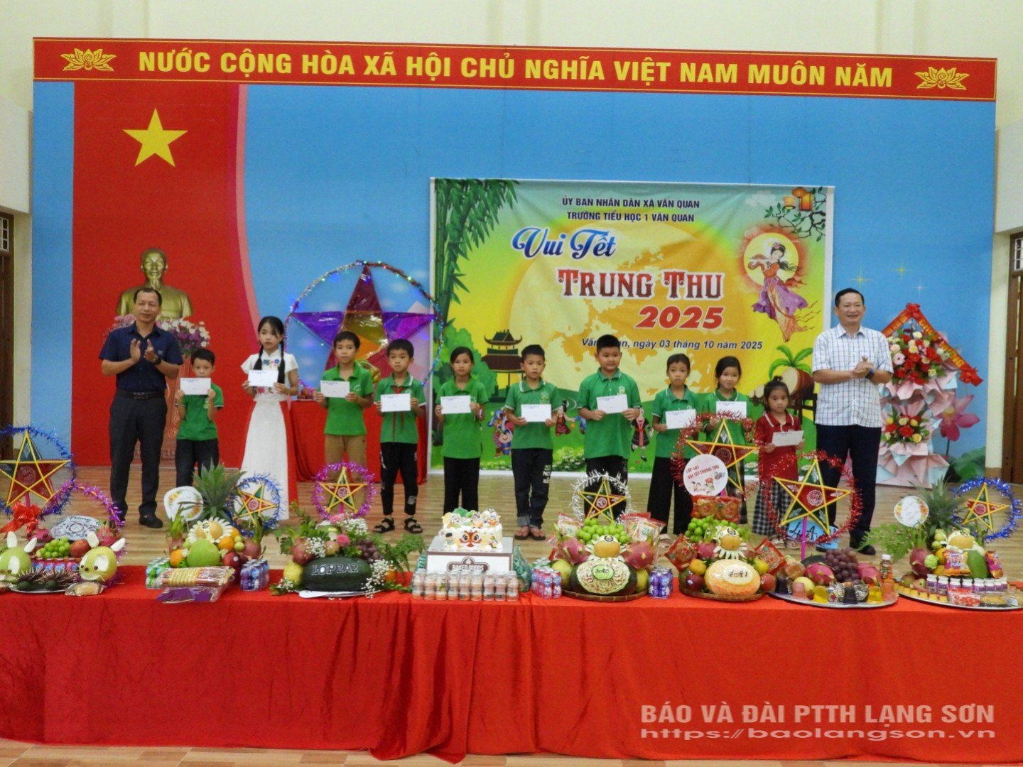 Leaders of Van Quan commune give gifts to students on the occasion of Mid-Autumn Festival