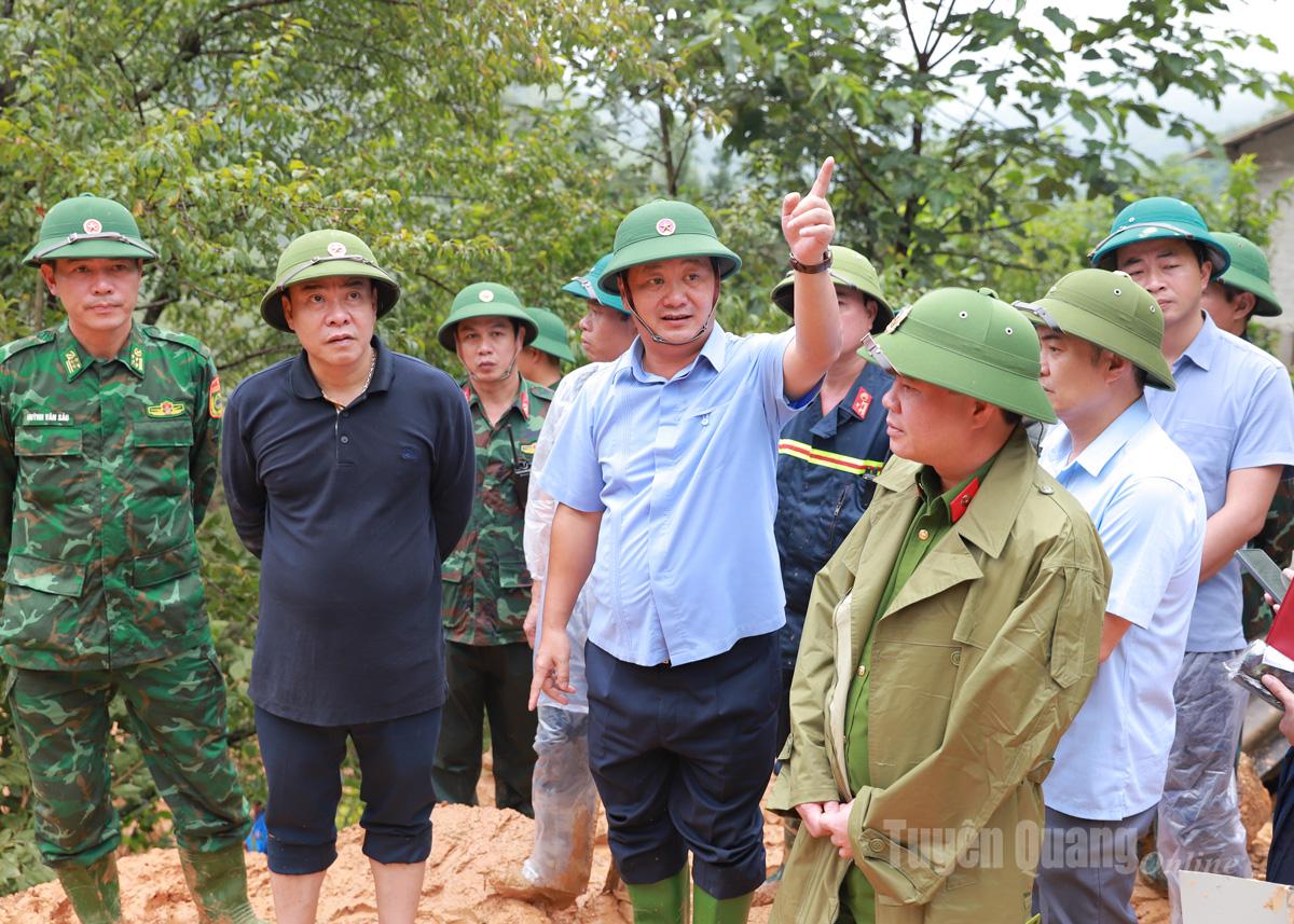 ທ່ານ​ເລຂາທິການ​ໃຫຍ່​ຄະນະ​ບໍລິຫານ​ງານ​ສູນ​ກາງ​ພັກ​ແຂວງ Hau A Lenh ຮຽກຮ້ອງ​ຮັບປະກັນ​ຄວາມ​ປອດ​ໄພ​ໃຫ້​ບັນດາ​ກຳລັງ​ເຂົ້າ​ຮ່ວມ​ການ​ຊອກ​ຄົ້ນ​ຫາ​ຜູ້​ປະສົບ​ເຄາະ​ຮ້າຍ ​ແລະ ປະຊາຊົນ​ຢູ່​ບັນດາ​ເຂດ​ສ່ຽງ​ໄພ​ດິນ​ເຈື່ອນ.