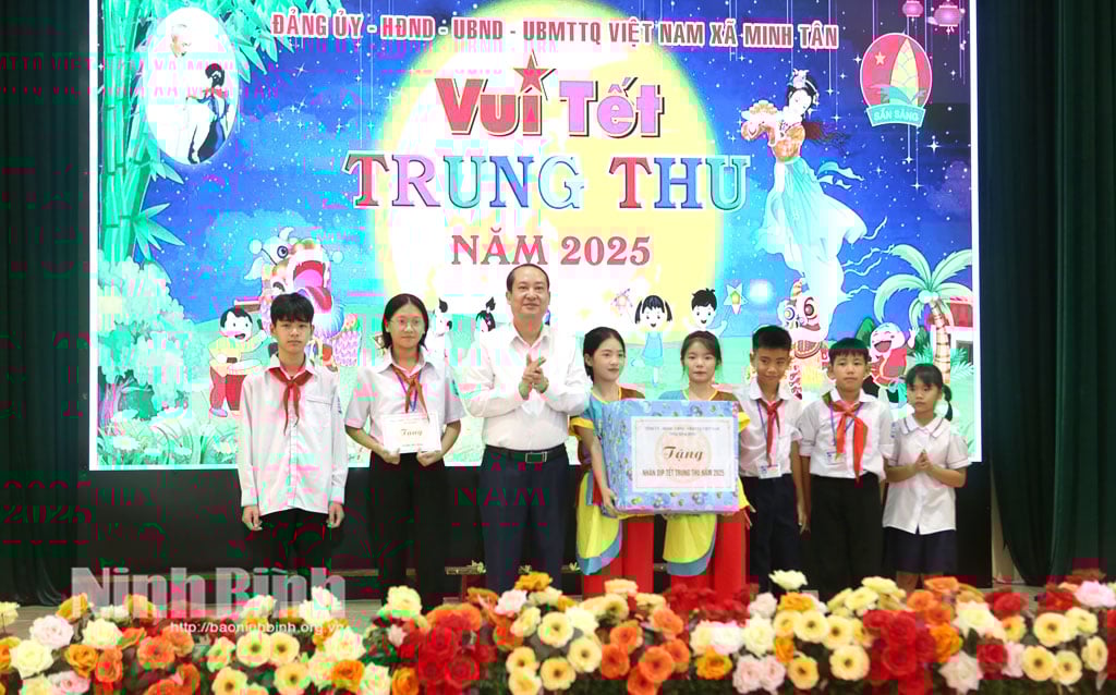 សមមិត្ត Mai Van Tuat អនុលេខាគណៈកម្មាធិការបក្សខេត្ត ប្រធានគណៈកម្មាធិការរណសិរ្សមាតុភូមិវៀតណាមខេត្ត ជូនអំណោយដល់កុមារឃុំ Minh Tan។