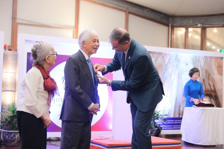 Phó Thủ tướng Nguyễn Chí Dũng dự Lễ trao Huân chương Bắc đẩu Bội tinh bậc Sĩ quan cho vợ chồng Giáo sư Jean Trần Thanh Vân và Lê Kim Ngọc- Ảnh 2.