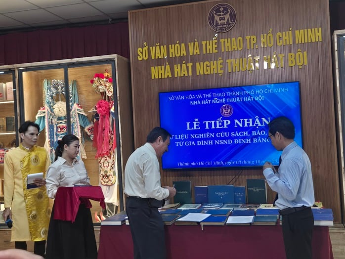 Gia đình trao tư liệu quý của NSND Đinh Bằng Phi dịp Giỗ Tổ- Ảnh 4.