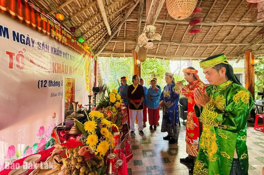 សិល្បករធ្វើពិធីបូជាដូនតា។
