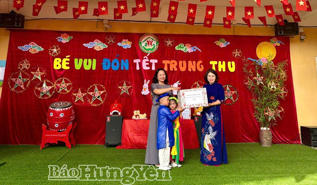Vedoucí obce Van Giang darovali mateřské škole Van Giang (komuna Van Giang).