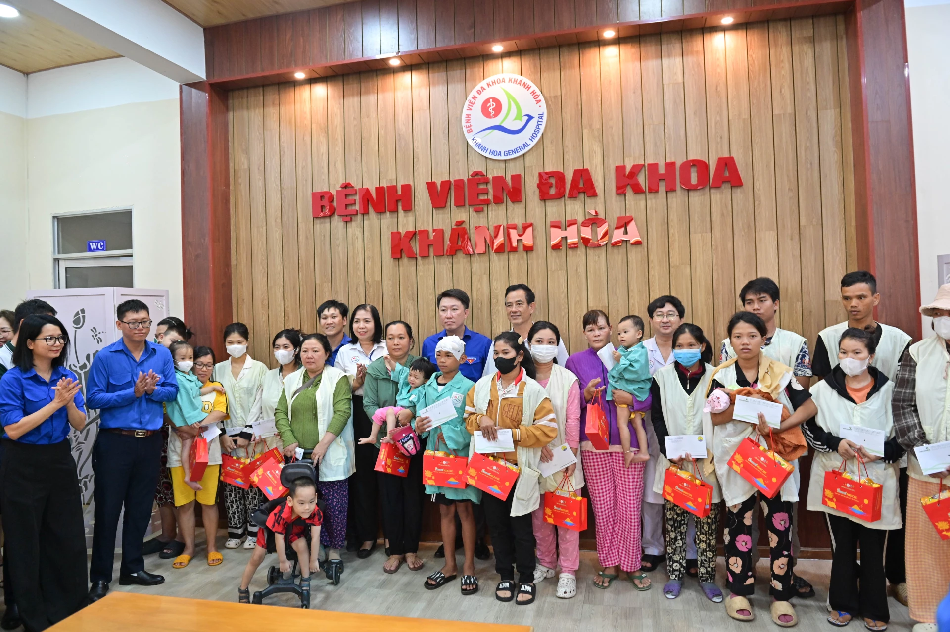 Giving Mid-Autumn gifts to sick children at the hospital.