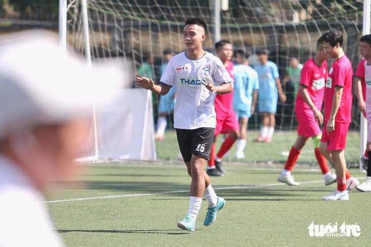 Tự nhận yếu nhất nhưng đội bóng Điện Biên lại thắng đậm trận ra quân Giải công nhân - Ảnh 4.