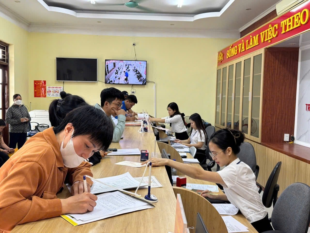 ປະ​ຊາ​ຊົນ​ປະ​ຕິ​ບັດ​ລະ​ບຽບ​ການ​ບໍ​ລິ​ຫານ​ຢູ່​ສູນ​ບໍ​ລິ​ການ​ບໍ​ລິ​ຫານ​ສາ​ທາ​ລະ​ນະ​ເມືອງ​ບັກ​ກວາງ.