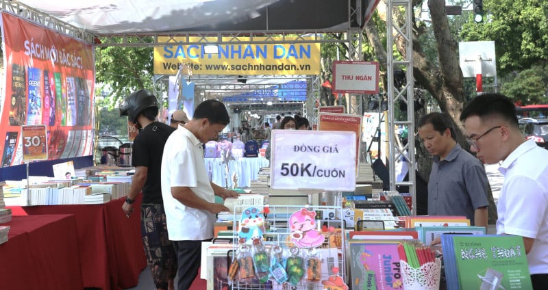 សៀវភៅរាប់ម៉ឺនក្បាលដាក់លក់នៅពិព័រណ៍សៀវភៅហាណូយលើកទី១០-០