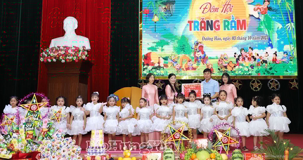 Phó Chủ tịch UBND tỉnh Nguyễn Lê Huy tặng quà Tết Trung thu cho các cháu thiếu niên, nhi đồng.
