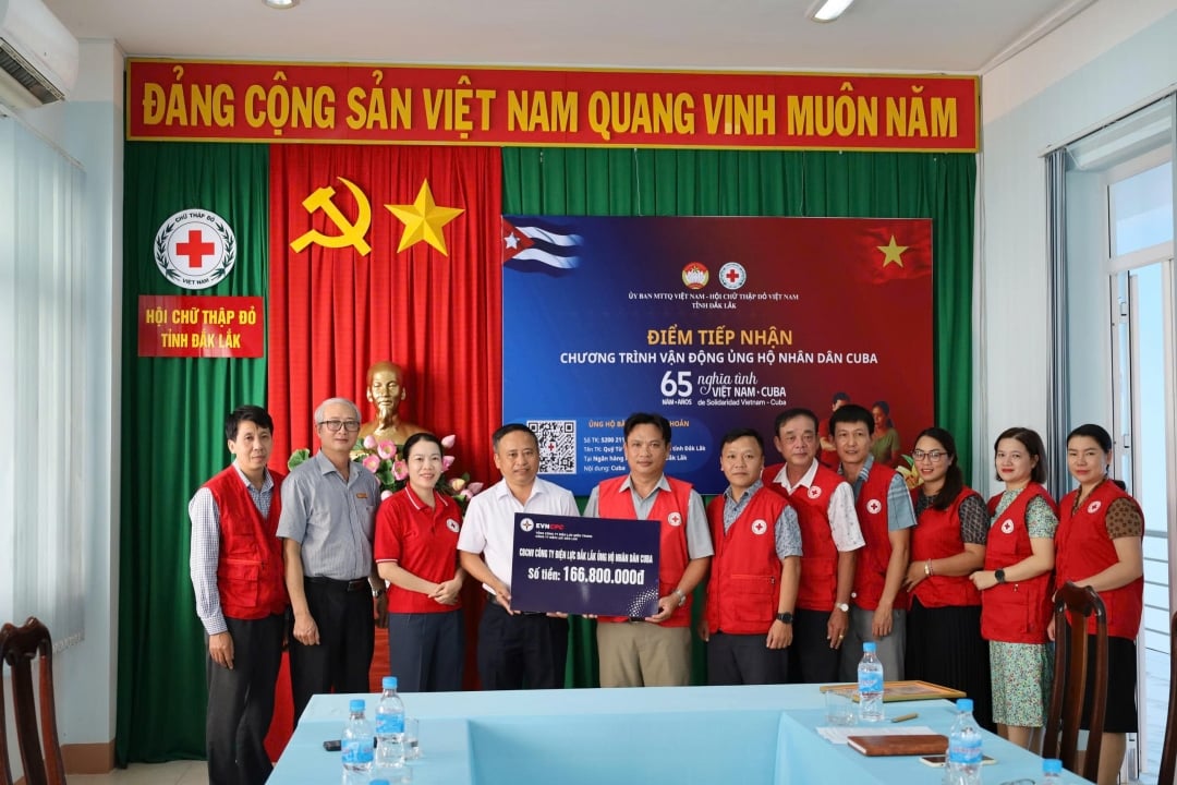 Tran Van Thuan 씨 - PC Dak Lak 이사와 Nguyen Van Thoan 씨 - PC Dak Lak 노동조합 의장은 회사 직원을 대신하여 쿠바 국민에게 기부했습니다.