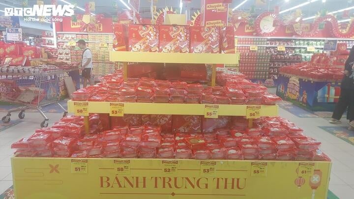 ផ្សារ MM Mega ក៏បានបើកដំណើរការប្រូម៉ូសិន និងការបញ្ចុះតម្លៃជាច្រើនលើនំព្រះខែមុនថ្ងៃទី 15 ខែសីហា។