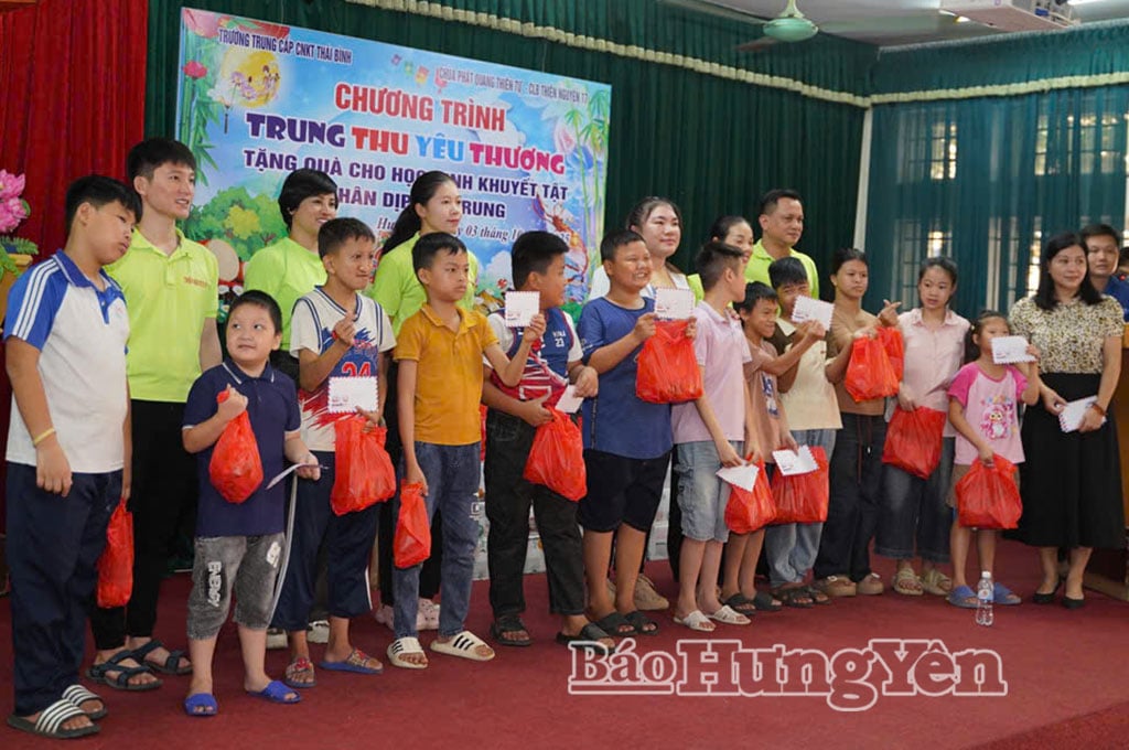 ក្លឹបសប្បុរសធម៌ ១៧ ផ្តល់អំណោយដល់កុមារនៅអនុវិទ្យាល័យ Thai Binh សម្រាប់ជនពិការ។