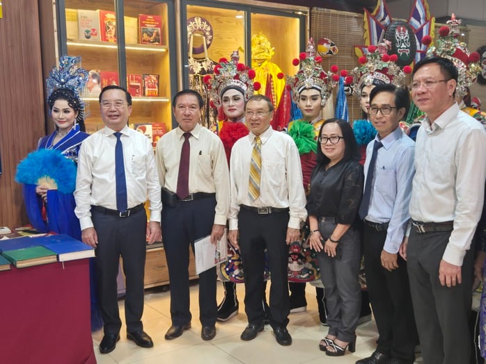 Gia đình trao tư liệu quý của NSND Đinh Bằng Phi dịp Giỗ Tổ- Ảnh 11.