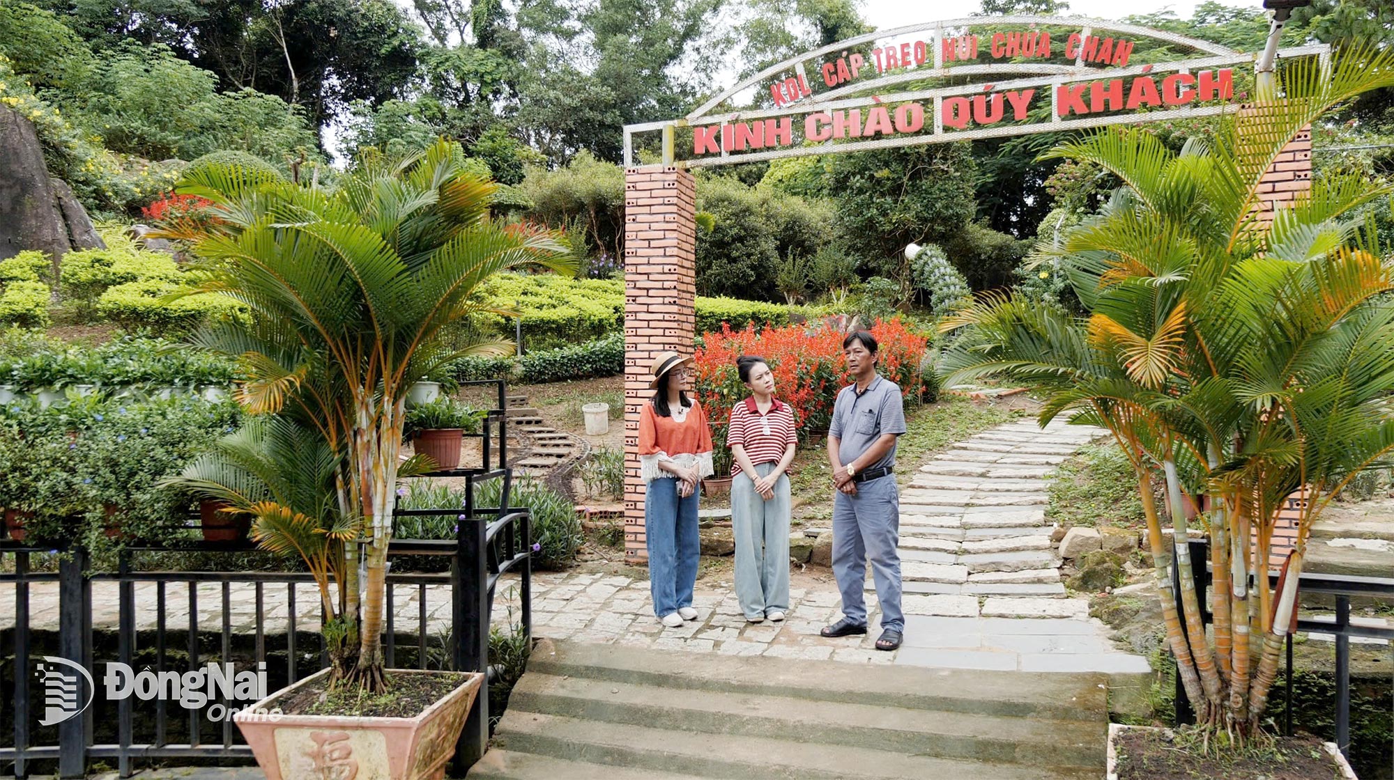 ជួបជាមួយលោក Nguyen Hoang Gia បុគ្គលិកនៃតំបន់ទេសចរណ៍ខ្សែកាបភ្នំ Chua Chan ។ រូបថត៖ Dinh Dung។