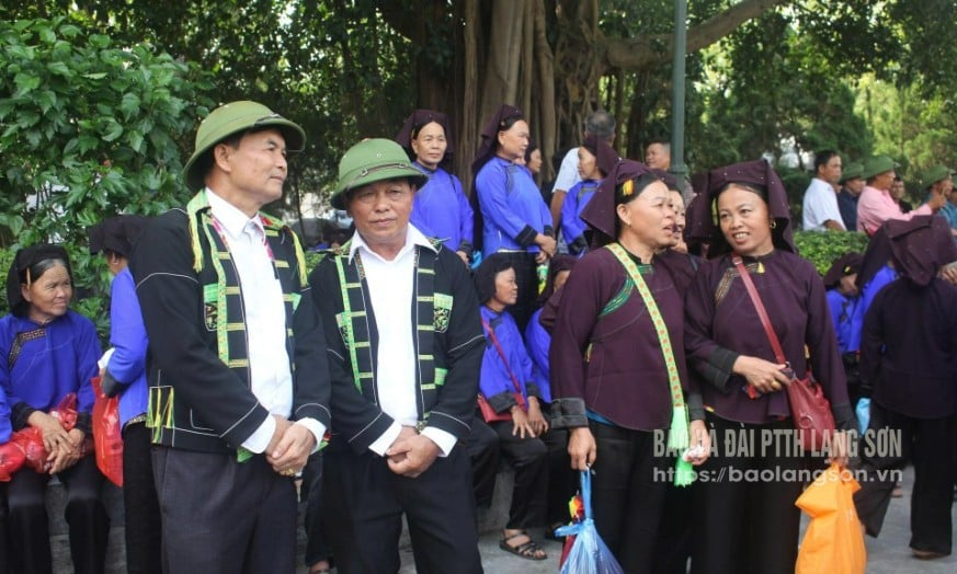 Nung Phan Slinh Hua Lai etnickí lidé zpívají Sli na festivalu Hang Pinh
