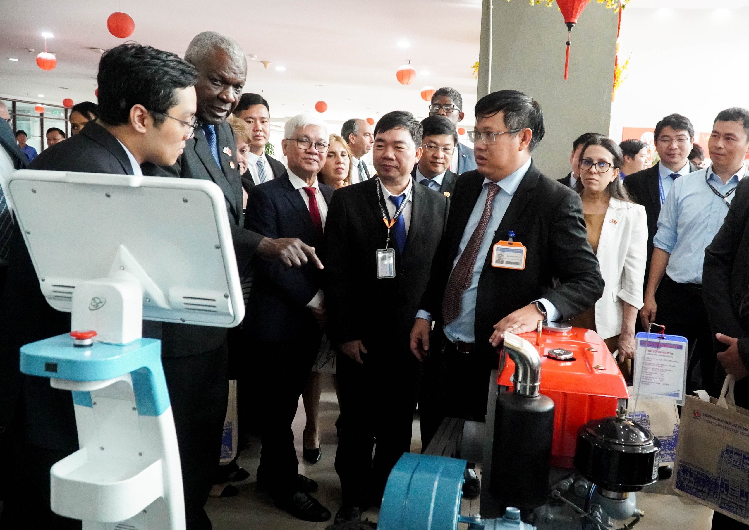 Chủ tịch Quốc hội Cuba ấn tượng với máy bay không người lái so sinh viên Việt Nam biểu diễn- Ảnh 6.