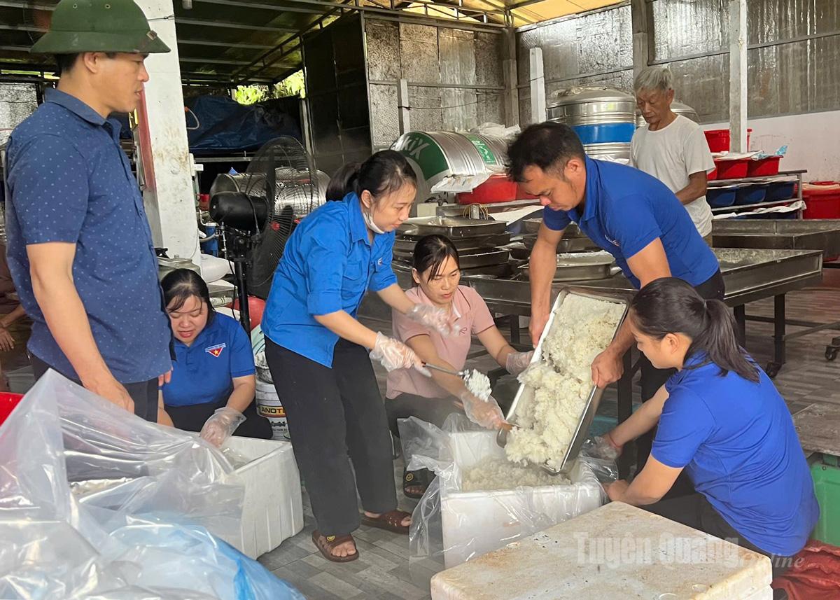គណៈប្រតិភូឃុំ Chiem Hoa ចូលរួមចម្អិនអាហារ និងរៀបចំអាហារជូនប្រជាពលរដ្ឋរងគ្រោះដោយទឹកជំនន់។
