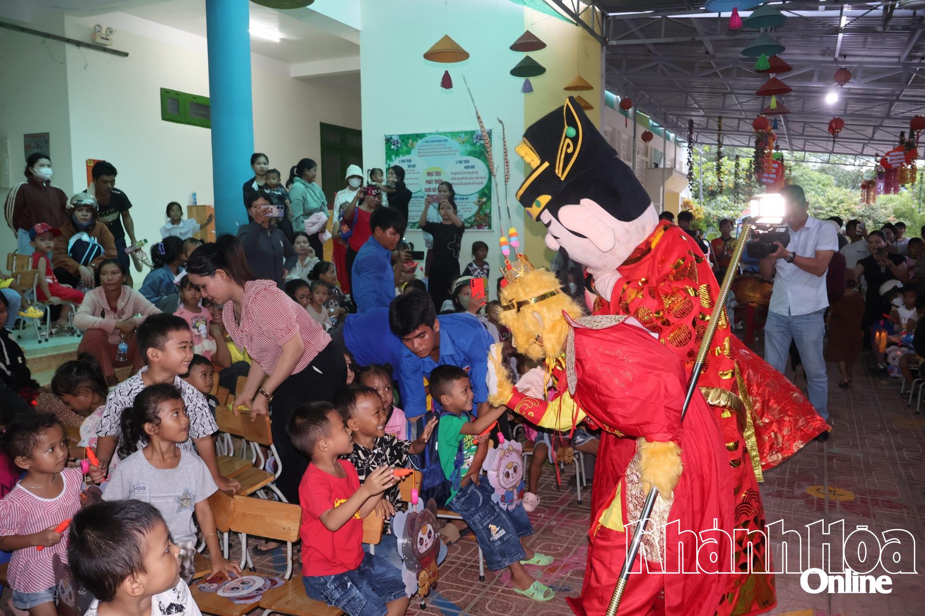 Children have fun at the program.