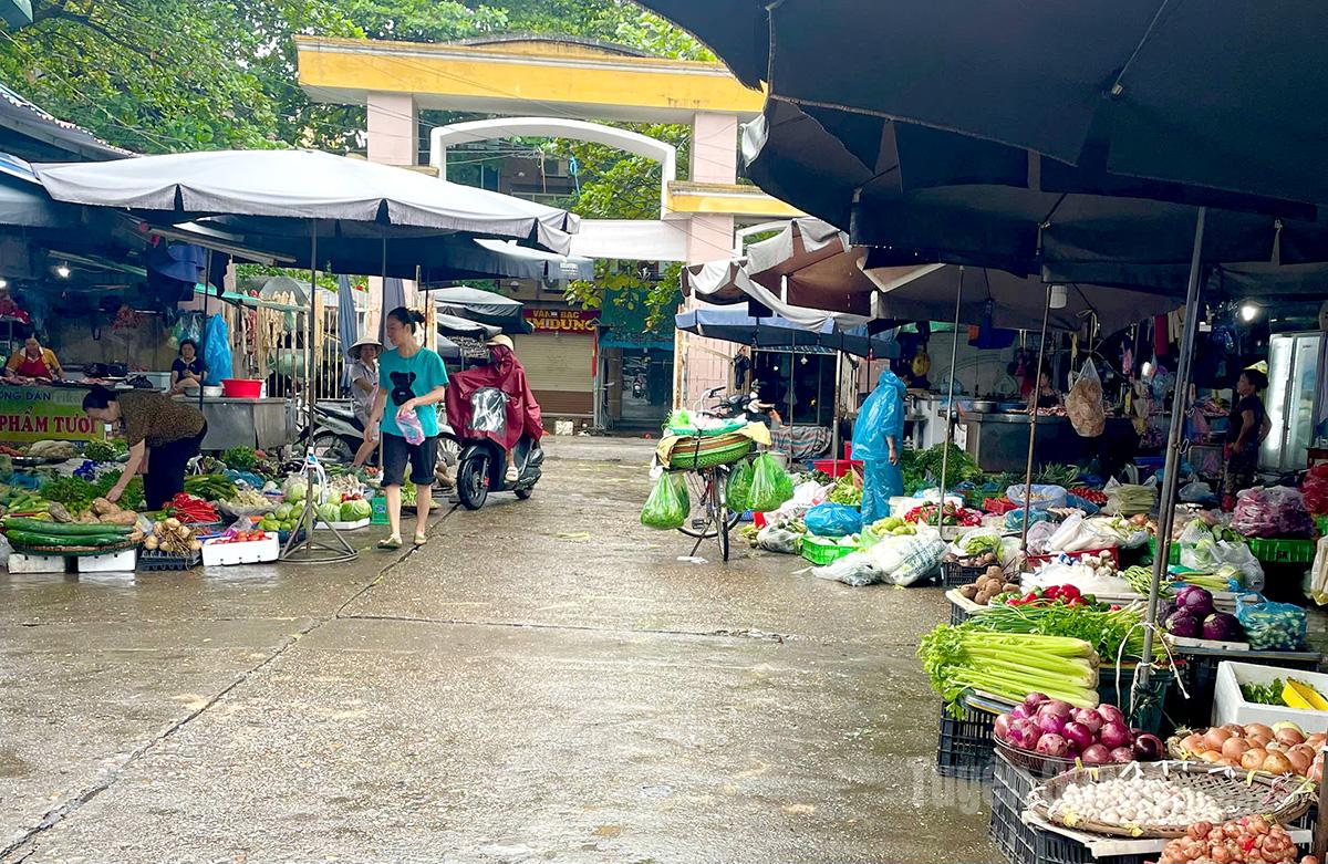 អាជីវករ​ផ្សារ​តា​ម​ខូ​ផ្តល់​អាហារ​គ្រប់គ្រាន់​សម្រាប់​បំពេញ​តម្រូវការ​ប្រជាពលរដ្ឋ​ក្នុង​ពេល​ទឹកជំនន់​។
