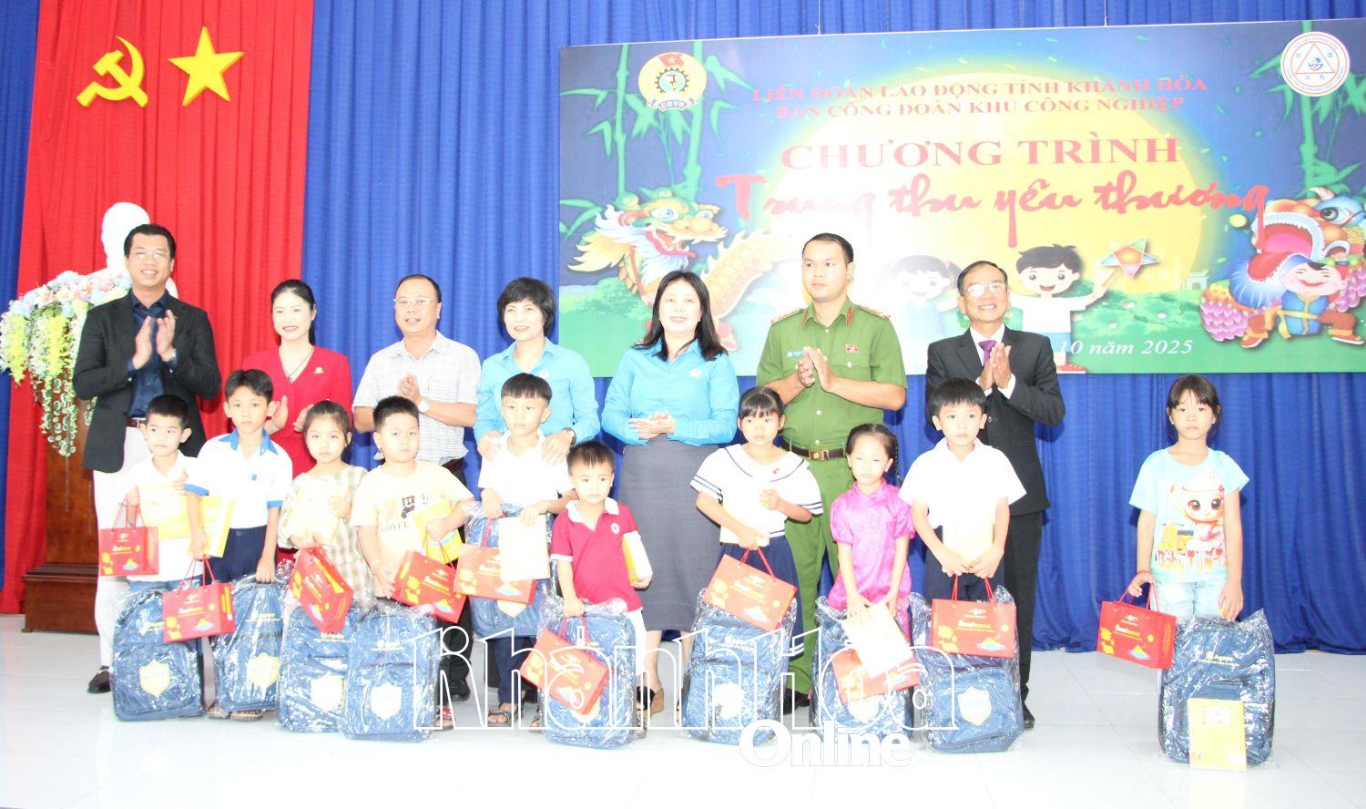 Delegates gave Mid-Autumn gifts to children of workers in difficult circumstances.