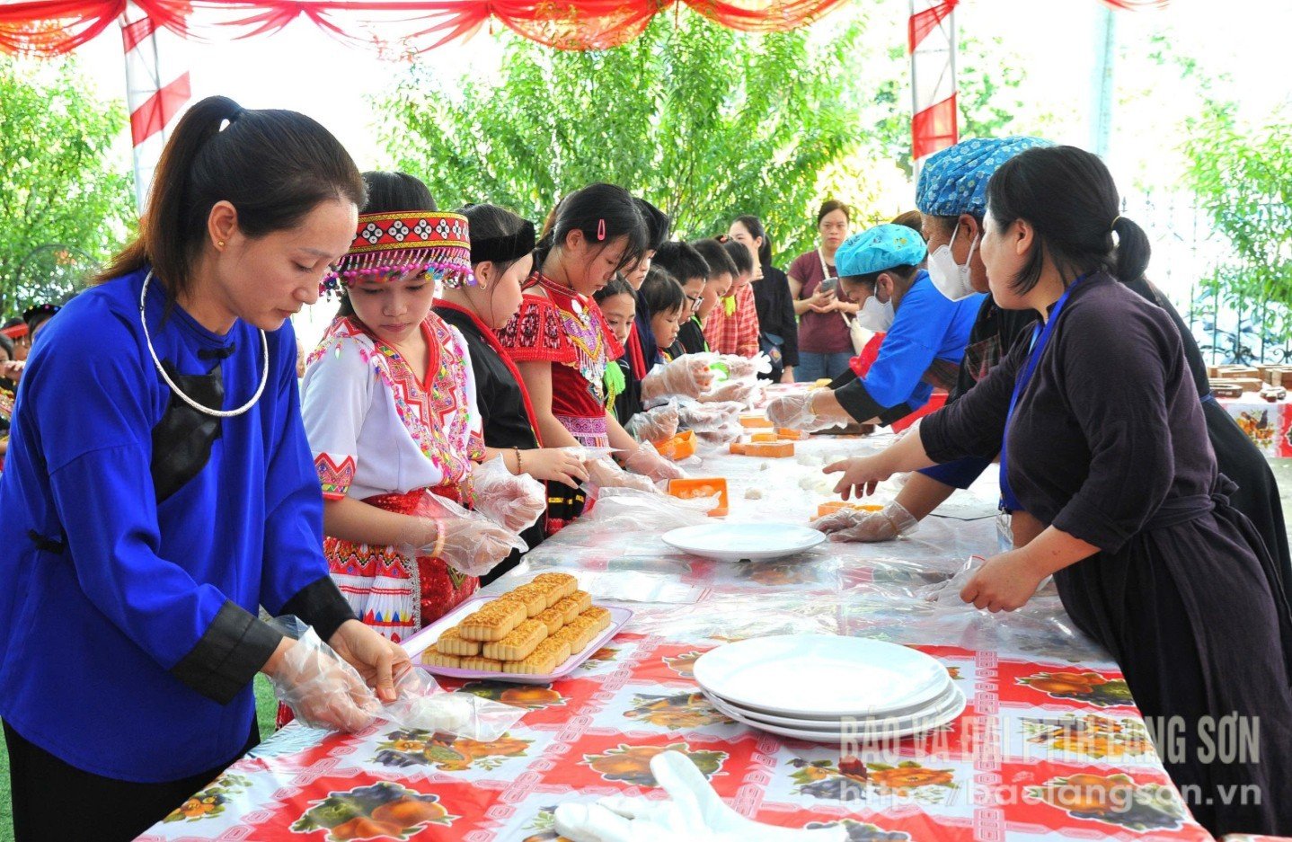 មនុស្សជាច្រើនមានបទពិសោធន៍ធ្វើនំព្រះខែតាមប្រពៃណីនៅបរិវេណសារមន្ទីរខេត្ត។