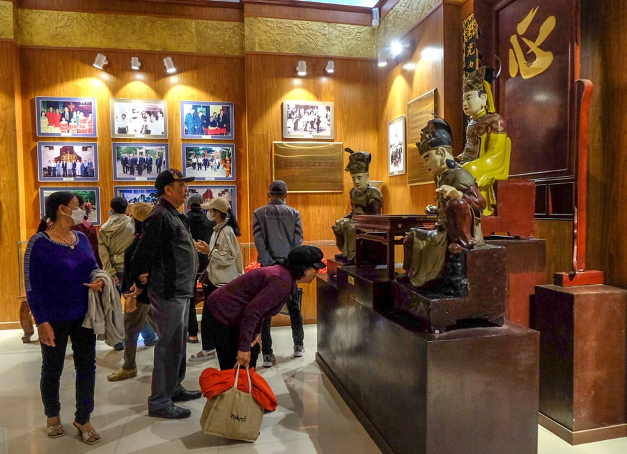 du-khach-tham-quan-khong-gian-trung-bay-ban-sao-ba-pho-tuong-duc-ongjpg.jpg