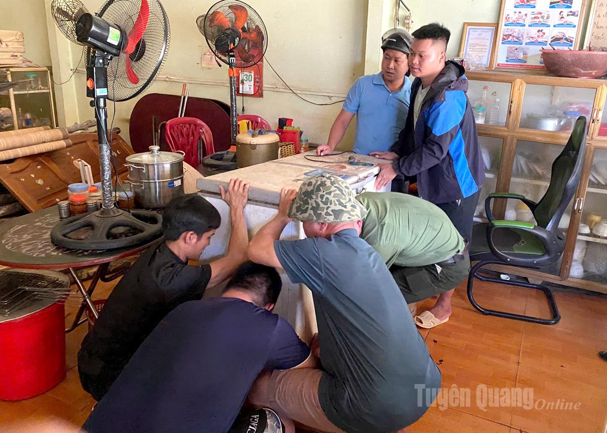 គណៈប្រតិភូ​ឃុំ​បាក់​មេ បាន​ចូល​រួម​ជួយ​ប្រជាពលរដ្ឋ​ផ្លាស់​ប្តូរ​ទ្រព្យសម្បត្តិ​ទៅ​កាន់​ទី​ទួល​សុវត្ថិភាព។