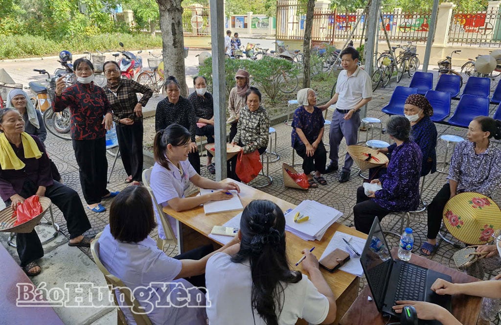 ព្រឹក​ព្រលឹម មាន​មនុស្ស​ចាស់​ជាច្រើន​នាក់​មក​រង់ចាំ​ពិនិត្យ ពិគ្រោះ និង​ផ្តល់​ថ្នាំ​ដោយ​មិន​គិតថ្លៃ​។