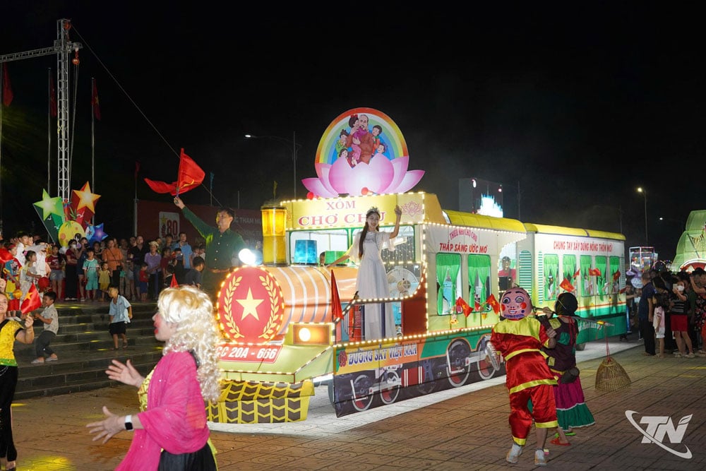 គំរូចង្កៀងរថភ្លើងពាក់កណ្តាលសរទរដូវនៃពិធីបុណ្យ Cho Chu Hamlet បានឈ្នះរង្វាន់ទីមួយនៅរាត្រីពិធីបុណ្យ។